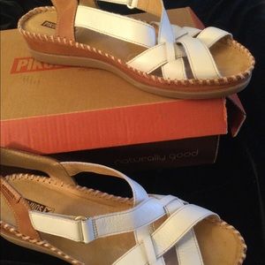 Pikolinos women’s sandals